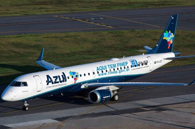 Avião da Azul faz pouso de emergência no aeroporto do Recife