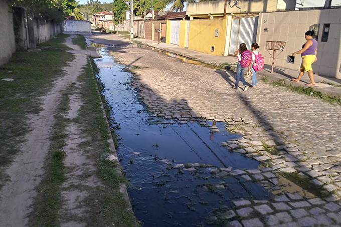 Moradores reclamam de esgoto a céu aberto no Lessa Ribeiro
