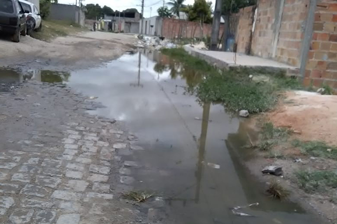 Moradores reclamam de esgoto a céu aberto e acúmulo de lixo no Santa Helena