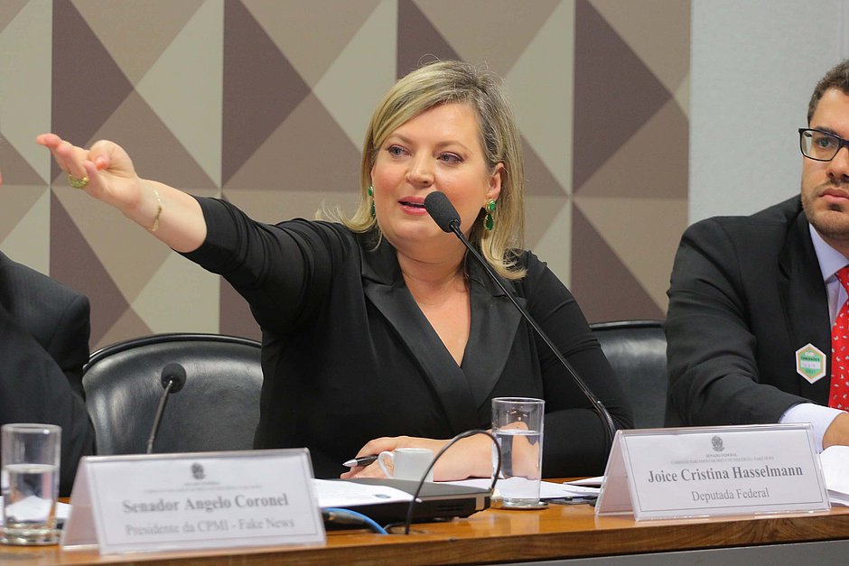'Louca' x 'burra': Joice Hasselmann e Carla Zambelli discutem em CPI