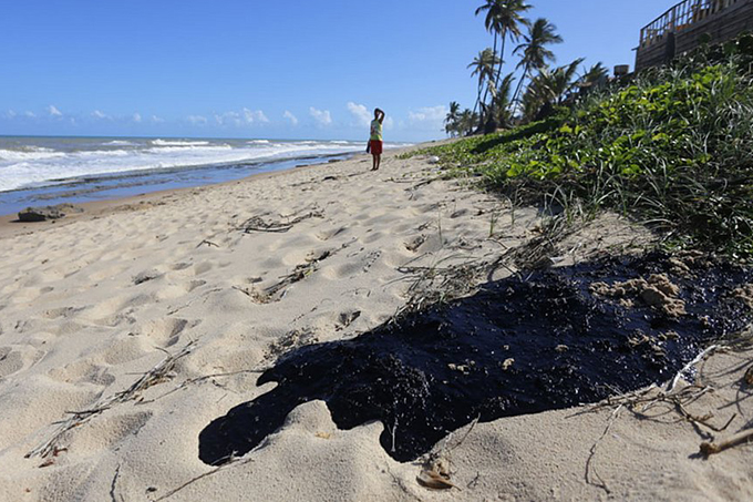 Chega a 939 número de localidades atingidas por óleo no Nordeste, RJ e ES
