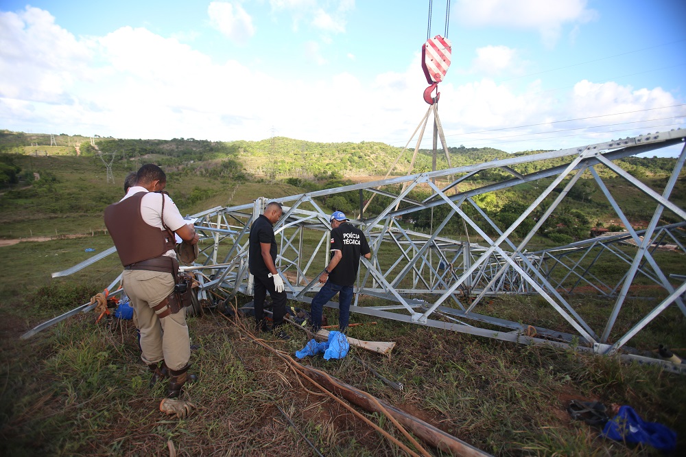 Queda de torre de alta tesão deixa 3 mortos em Simões Filho