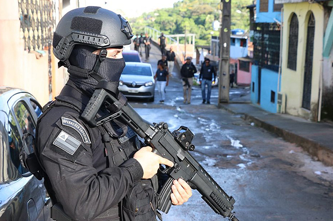 Líder do tráfico de Pirajá é encontrado pela polícia em flat na orla