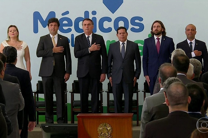 Bolsonaro sanciona novo Mais Médicos; edital deve ser lançado em fevereiro