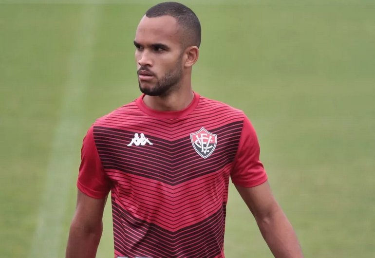 Vitória fecha compra do zagueiro João Victor