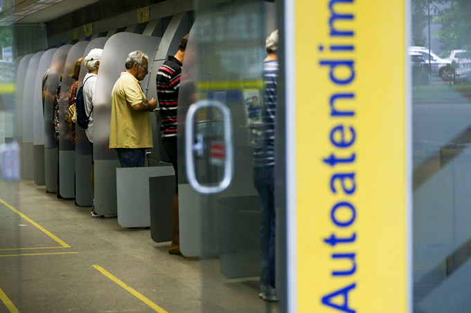Bancos abrem em horário especial nesta terça (24)