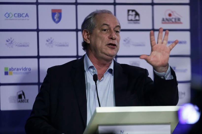 Ciro Gomes diz 'Bolsonaro é ladrão' com garrafa de uísque na mão e vídeo viraliza