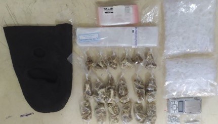 Drogas e veículos adulterados são apreendidos em Dias d'Ávila