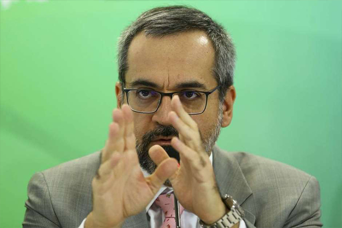 Ministro publica post que chama Bolsonaro de traidor e apaga