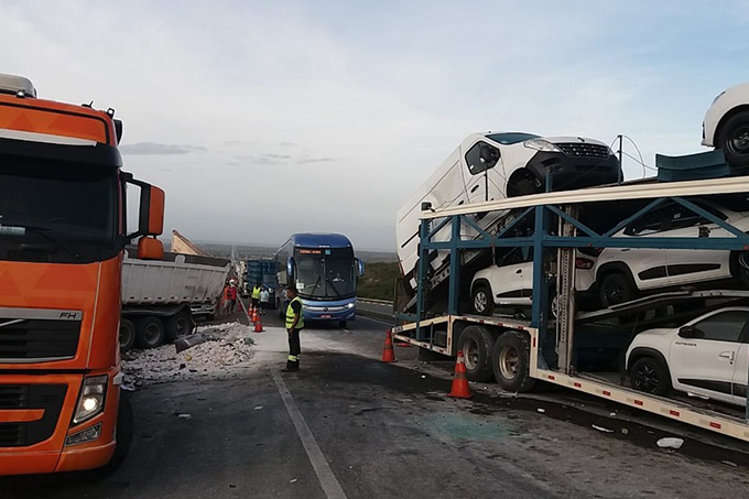 Batida entre caçamba e caminhão-cegonha deixa dois feridos na BR-119