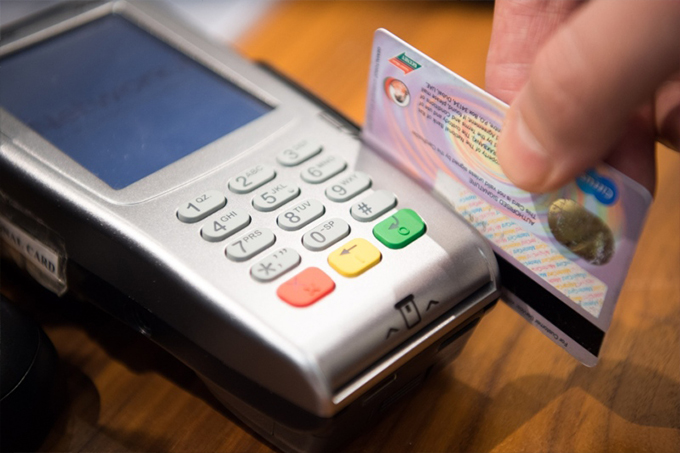 Juro médio do rotativo do cartão de crédito sobe e chega a 293,9% ao ano