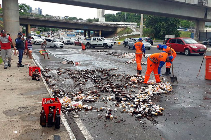 Caminhão de cerveja tomba e é saqueado na Avenida Luís Eduardo
