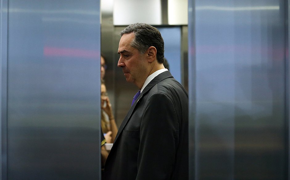 'Bloquear fake news com a Justiça é fantasia', diz ministro Barroso
