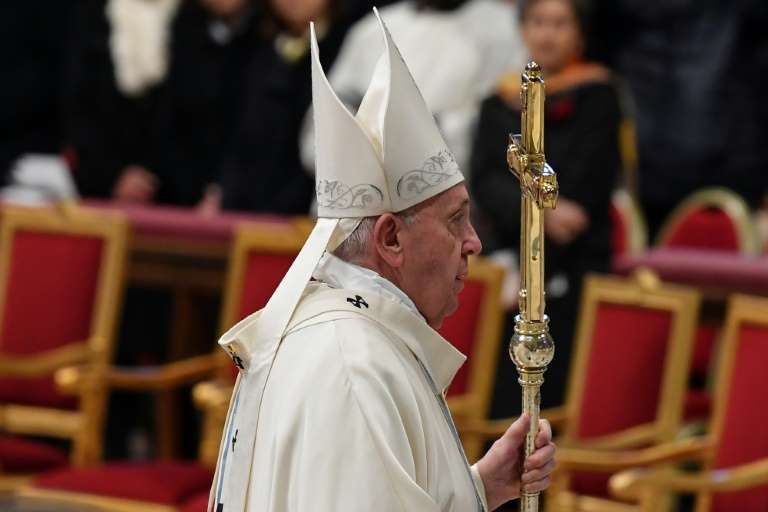 Papa se desculpa por perder a paciência com a fiel que apertou sua mão 