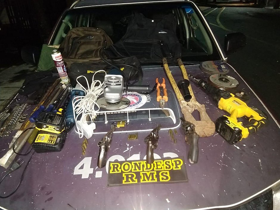 Três suspeitos de arrombarem agência bancária são mortos pela polícia