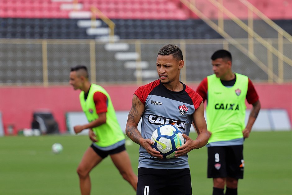 Sem acertar com outro clube, Neilton retorna e treina no Vitória
