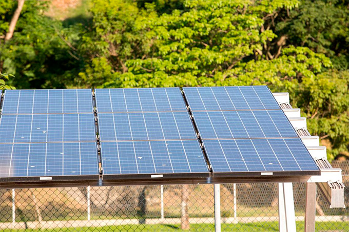 Bolsonaro: decisão sobre taxação de energia solar cabe à Aneel