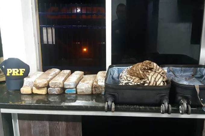 Jovem é presa com cerca de 15 kg de maconha em ônibus interestadual