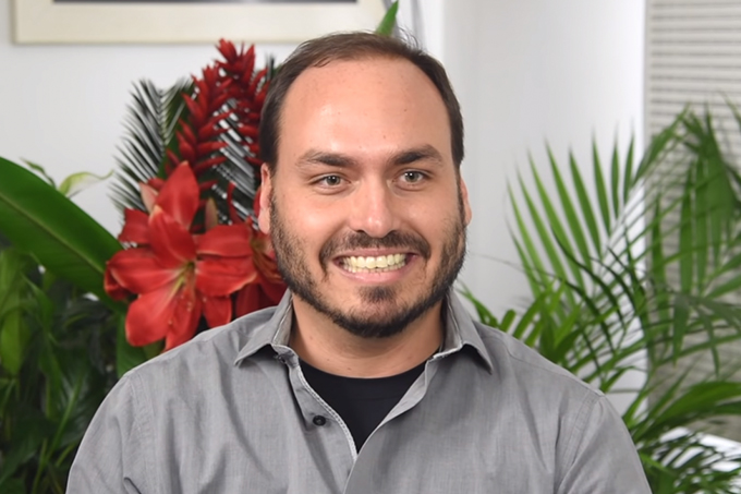 Após abalo com o pai, Carlos Bolsonaro tenta retomar influência no governo