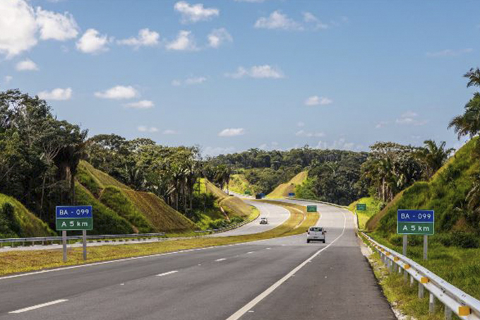 Obras de manutenção da BA-099 chegam à região de Arembepe