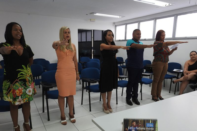 Conselheiros Tutelares assinam documento de posse para início de mandato