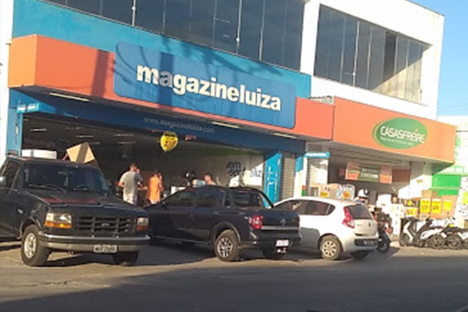 Criminosos rendem funcionários e gerente em assalto a loja no centro de Dias d'Ávila