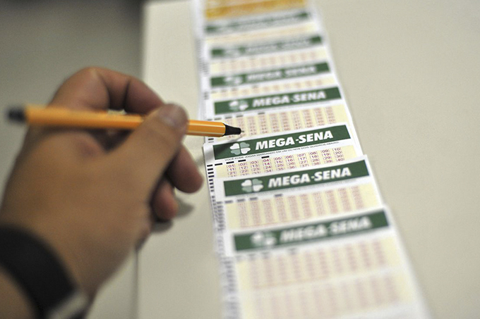 Mega-Sena acumula e deve pagar R$ 14 milhões na próxima quarta