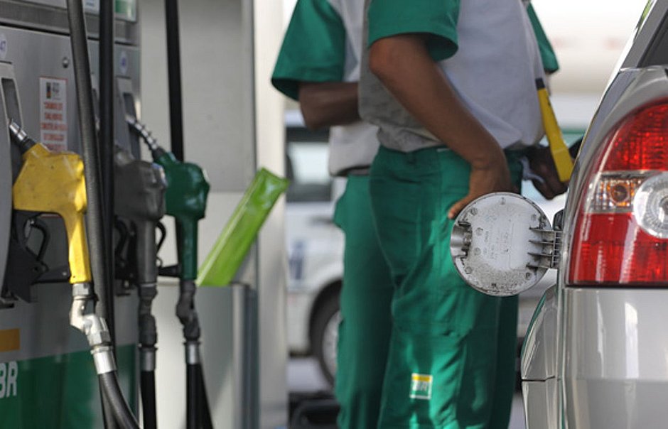 Petrobras reduz gasolina e diesel nas refinarias em 3% a partir desta terça