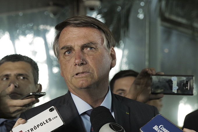 Bolsonaro discute revogar norma que proíbe venda direta de combustível