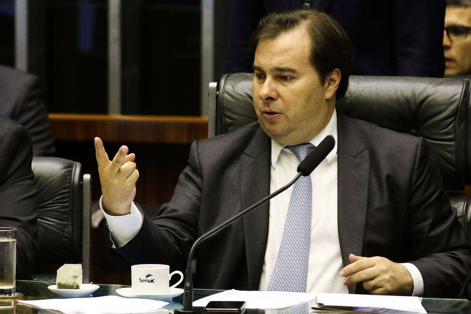 Maia chama de ‘absurdo’ pagamento a solteiras e cobra STF