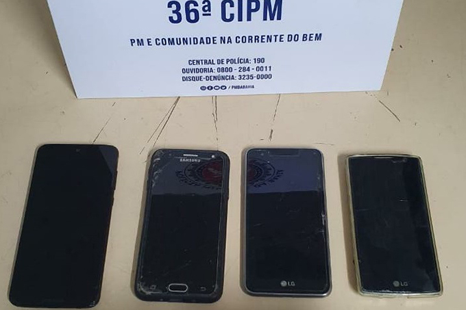 Carro e celulares são recuperados pela PM em Dias d'Ávila