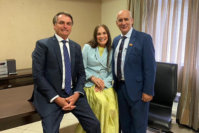 Regina Duarte aceita convite de Bolsonaro, mas antes passará por 'fase de testes'