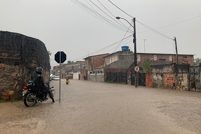 Forte chuva causa pontos de alagamentos em Mata de São João