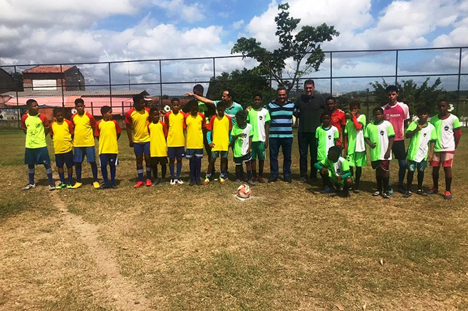 O técnico de futebol Vagner Mancini visita escolinha de futebol em Pojuca