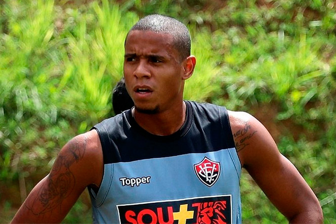Vitória assina com dois jogadores e acerta pré-contrato com dupla de zaga