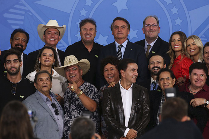 Bolsonaro recebe apoio de sertanejos em evento no Planalto