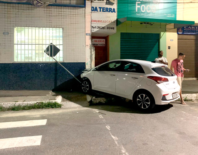 Mulher perde controle do veículo e bate em prédio do INSS