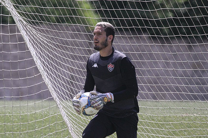Gerente de futebol do Vitória confirma busca por novo goleiro