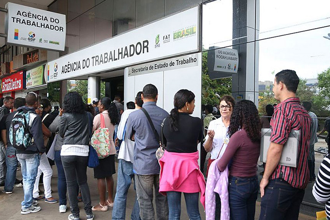 Taxa de desemprego fica em 11% no trimestre até dezembro, revela IBGE