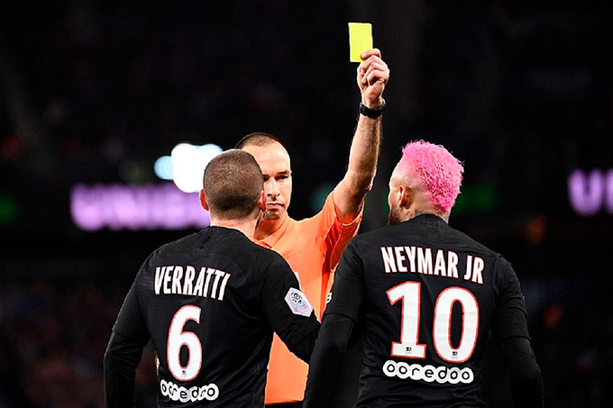 Neymar discute com juiz após ser advertido por lambreta