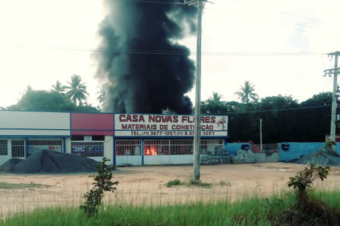 Incêndio criminoso destrói Casa de materiais de construção em Imbassaí