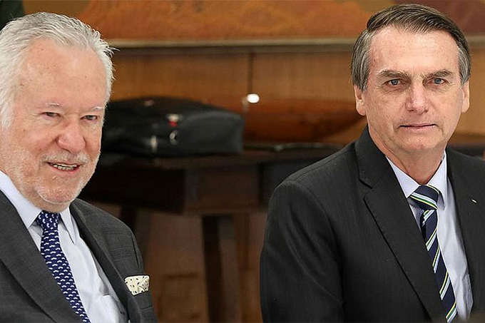 Bolsonaro compartilha vídeo em que Alexandre Garcia ironiza brasileiros