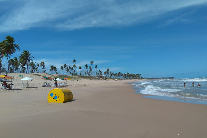 Objetos misteriosos são encontrados na praia de Santo Antônio
