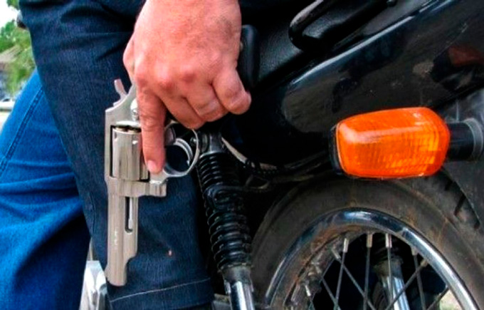 Professora é assaltada no Açuzinho por dupla em motocicleta