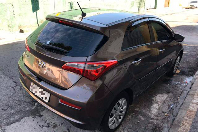 Mulher tem veículo roubado por homens armados no Garcia d'Ávila