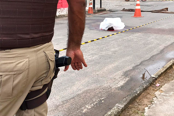 Homem de 47 anos é morto a tiros em via pública