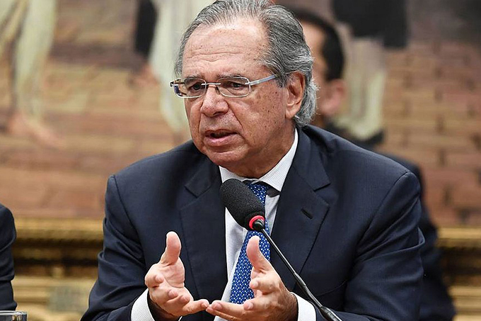 Guedes diz a empresários que fala sobre domésticas se deve a passado de professor