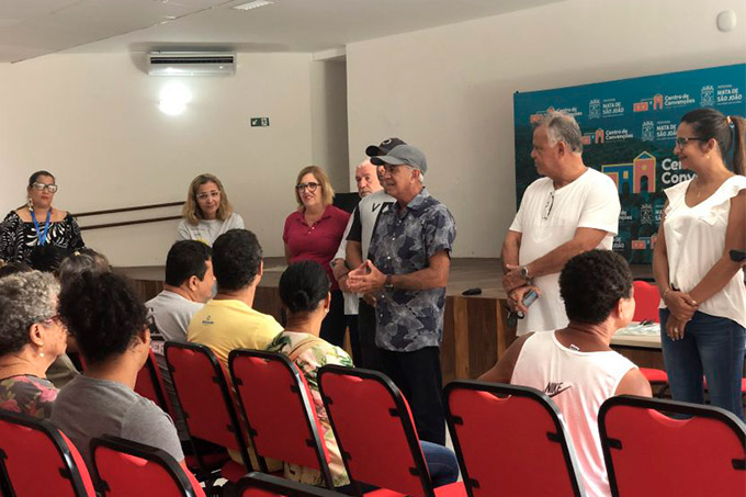 Prefeitura entrega escrituras a moradores da Praia do Forte
