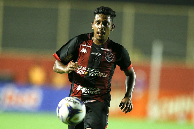 Bocão aproveita chance no Vitória e lança dúvida para Geninho