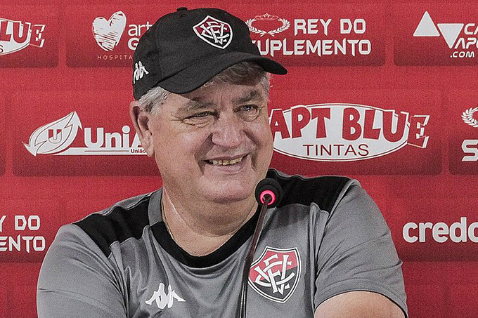 'No camarotinho', recomenda Geninho a jogadores foliões